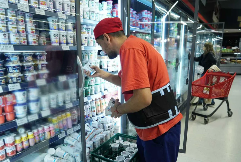 PRESIÓN. Empezaron a llegar listas de precios con aumentos a los supermercados.