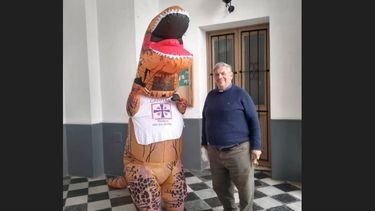 Jorge Ritacco y el dinosaurio de Cáritas Pilar. Jorge Ritacco y el dinosaurio de Cáritas Pilar.