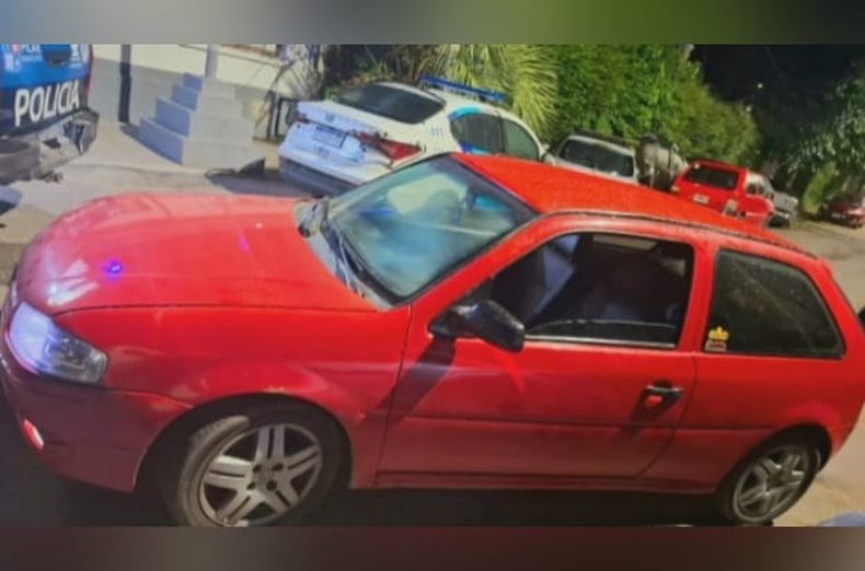 El auto robado fue recuperado tras una persecución policial que derivó en la detención de los ladrones.&nbsp;