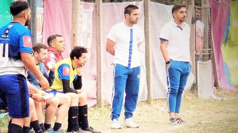 TÉCNICOS. Camelo y Méndez, de fondo, esperan dar el golpe en Derqui..