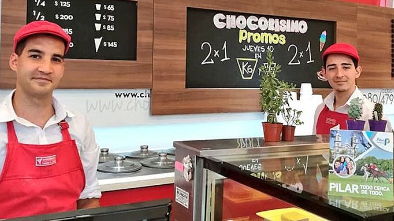 LIMÓN ABAJO, POR FAVOR. Este jueves se realizó la segunda edición del Día del Pilar Helado, sumándose unas 25 heladerías de todo el distrito ofreciendo diversas promociones..