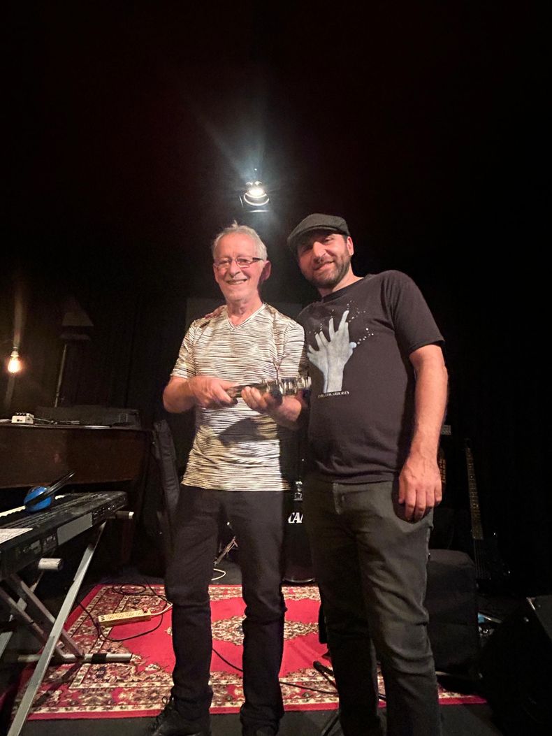 Diego Blanco junto a Hugo Fattoruso, quien estuvo en El Cirko en octubre.