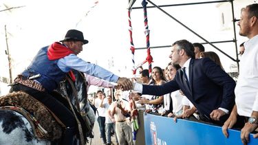 GAUCHO. Desde el palco, Achával saluda a un jinete. A su lado, Juan Manuel Morales.