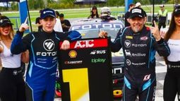 Santilli Pazos con el 1 de las TC Pista Pick Ups junto al Rayo Mazzacane, el más rápido de las Pick Ups. Santilli Pazos con el 1 de las TC Pista Pick Ups junto al Rayo Mazzacane, el más rápido de las Pick Ups.