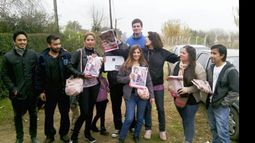 RECORRIDA. Los candidatos del PTS, con vecinos..