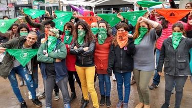 DISIDENTES. Con pañuelos en el rostro, las militantes levantaron sus consignas..