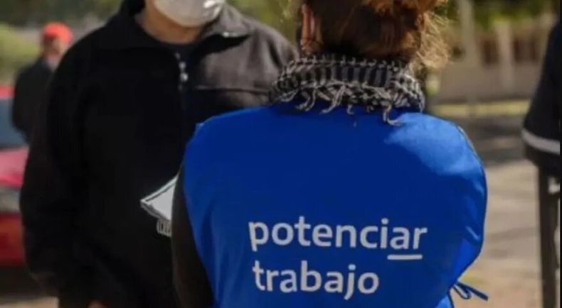 El ministro de Economía confirmó que los titulares del Potenciar Trabajo percibirán $78.000 mensuales el próximo año.