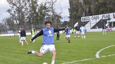 PRÁCTICA. Govi practica remates en la previa al duelo con Claypole.