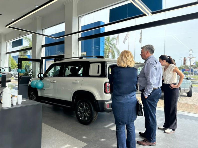 Los clientes conocieron en Chevrolet Tolosa Pilar a la Spark EV, junto a la nueva Captiva PHEV.