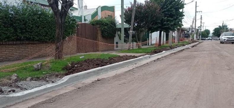 Podrían hacer alguna nota sobre el arreglo de la calle Sara Maqueda al 6900? Están haciendo los cordones de las calles más altos que las veredas. Lo cual hará que cuando llueva el agua no tenga cómo evacuar. Es una lástima que hagan mejoras y estén mal hechas. A pesar de que son mejoras están mal hechas y nadie escucha. El ingeniero no aparece. Basteiro.Monica.
