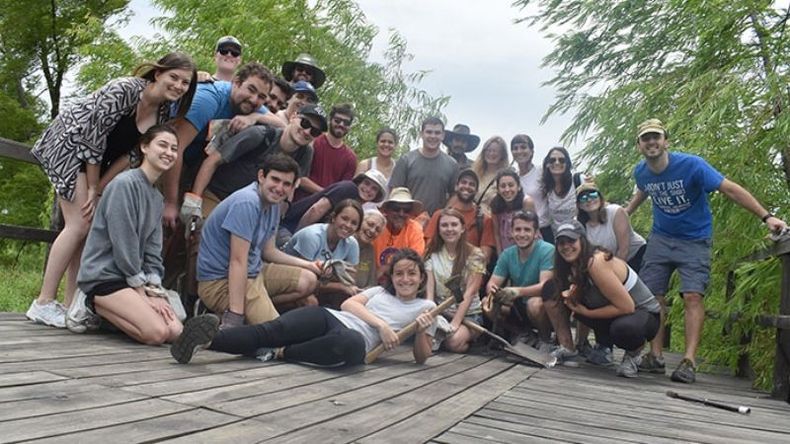 Visita. Estudiantes de la State University de Nueva York visitaron la Reserva Natural de Pilar en el marco del 10º aniversario del Seminario de Ecología Urbana. Durante su recorrida, los chicos pudieron apreciar, de cerca, lafauna y flora local. Como cierre del encuentro no dudaron en sacarse una foto..