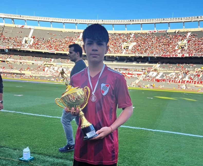 MONUMENTAL. Sosa Ibarra con el premio por el título en su último año de infantiles.