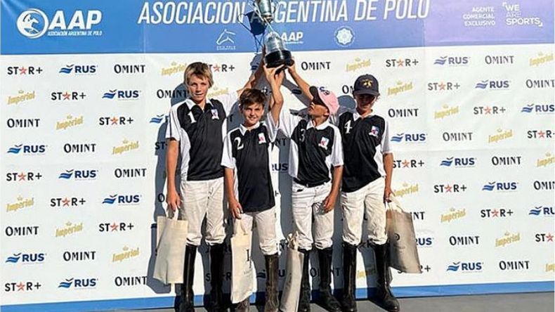 New Zealand School, con el trofeo..