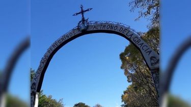 El emblemático arco de entrada de la Capilla del Milagro de Nuestra Señora de Luján, comúnmente conocido como el #LugarDelMilagro. Sitio histórico y de culto católico ubicado a 60 kilómetros hacia el noroeste de la Ciudad de Buenos Aires, en la localidad de Zelaya, Partido del Pilar. Pilar Turismo / @PilarTurismo..