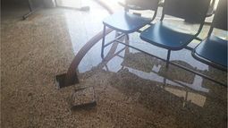 DESBORDE. El centro de Salud Derqui, inundado de agua servida, a fines de la semana pasada. (foto Pilarpolítico.com)..