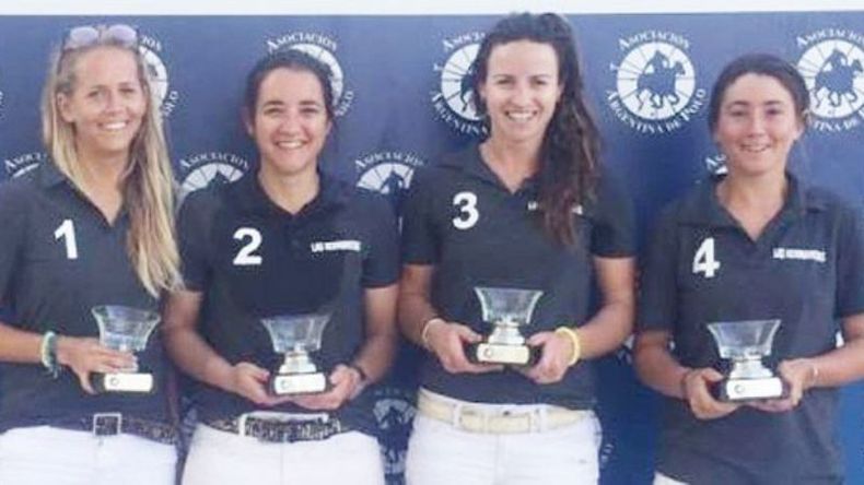 CAMPEONAS. El cuarteto de Araucaria Las Hermanitas, con su copa..