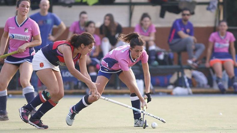 (ALEJANDRO CANO). LUCHA. Capdevielle (Deportiva) y Nougues (Champagnat) pelean por la bocha..