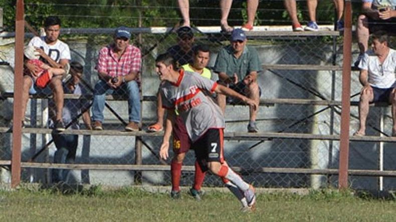 DESAHOGO. Juárez sale gritando el tanto y la clasificación de Atlético en Derqui..