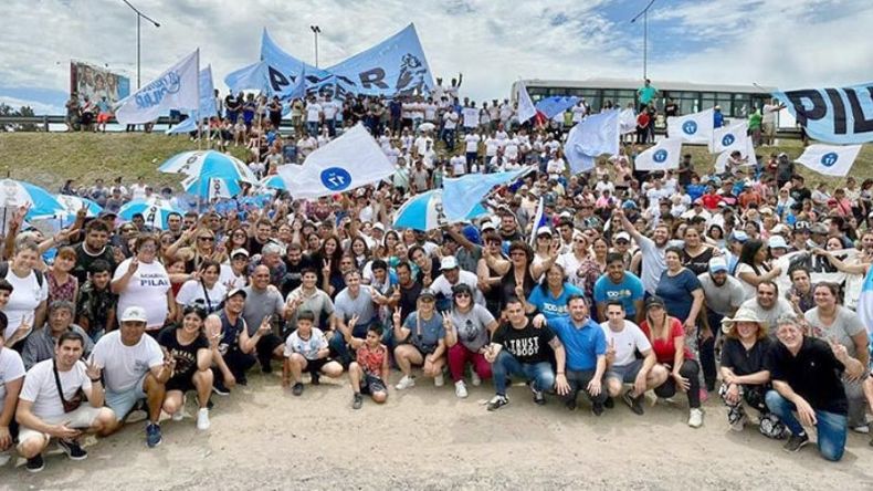 PILAR. Militantes locales antes de partir hacia La Plata. .