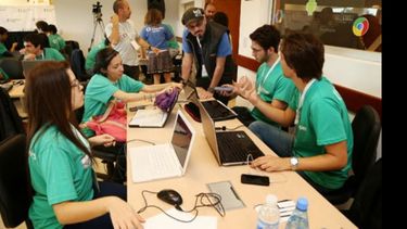 Concentrados y conectados. Uno de los grupos de participantes, en pleno trabajo ante las cámaras..