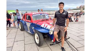 POSTAL. Rossi posa con la cupé Ford de Juan Gálvez, en Mar del Plata..