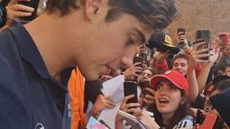 LOCURA. Franco Colapinto firmó autógrafos a sus hinchas.