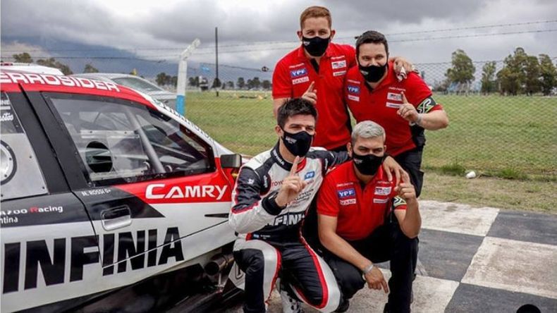 NÚMERO 1. Rossi festeja junto al equipo la pole y el triunfo en Río Cuarto..
