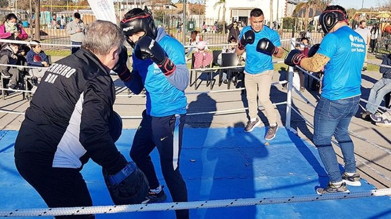EN EL RING. Ferreiro (espalda) y Haedo dando técnicas de guanteo..