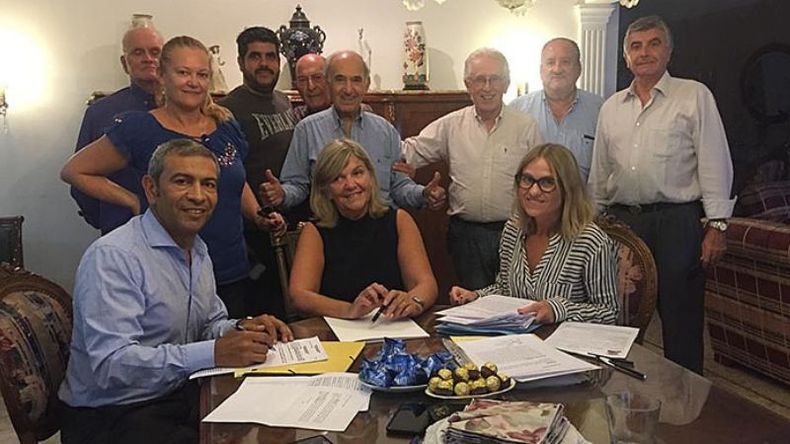FIRMAS. La comisión directiva de UHPP oficializada ante escribanas. .