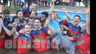 (Fredy Caballero). Los jugadores de la Depo cumplen con el ritual del piletazo..