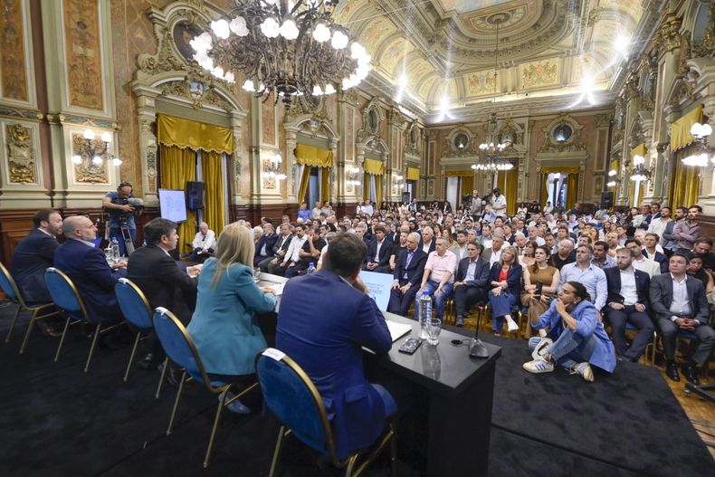 PRIMERA FILA. El intendente Federico Achával, a la derecha, acompañó la presentación del presupuesto de Kicillof.&nbsp;