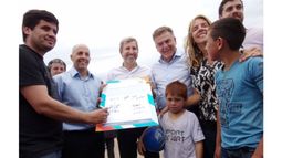 COMPROMISO. Vecinos y funcionarios firmaron el plan de obras..