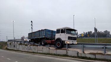 AL BORDE. El camión quedó montado sobre el guardarrail.&nbsp;