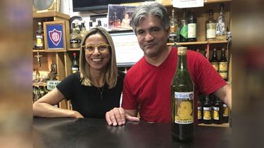 CAÑA CON RUDA. Ya pasó agosto, pero Cáceres compartió la tradicional bebida en El Laucha..