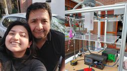 Daniela Cruz Belmonte y su papá Hugo comenzaron armando una impresora 3D casera. Daniela Cruz Belmonte y su papá Hugo comenzaron armando una impresora 3D casera.