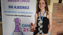 REINA. Belén posa con los trofeos tras coronarse en el Argentino..