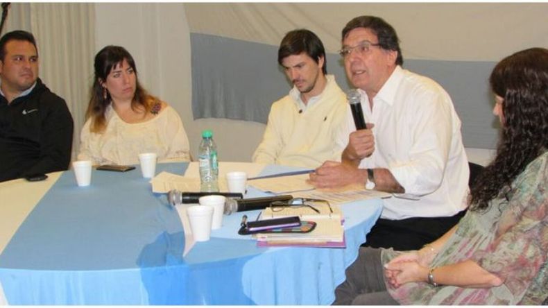 MESA. Sileoni estuvo acompañado por Thea, Portos y Grande,.