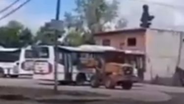 La pala mecánica embiste a uno de los colectivos en José C. Paz.