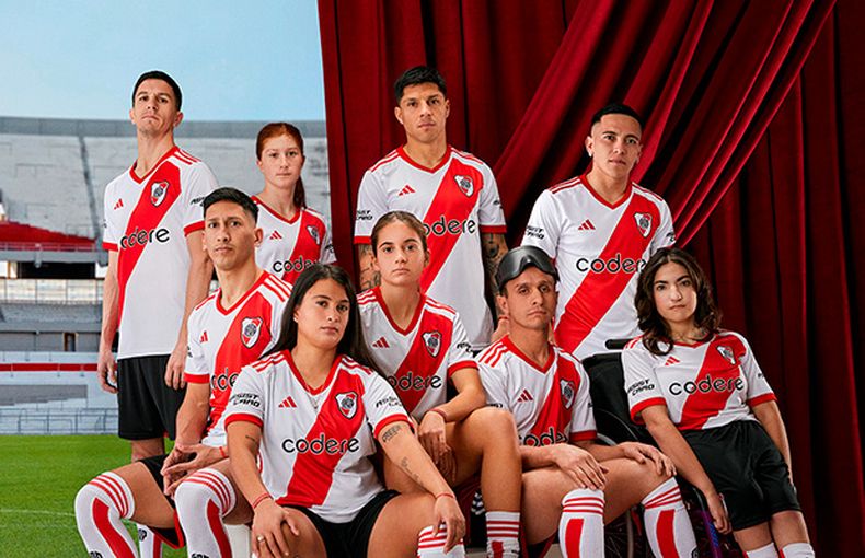 River Plate hizo la foto grupal con la nueva indumentaria.