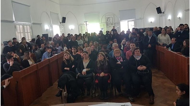 46. Con un ausente por grupo, votaron ayer 23 concejales y otros tantosmayores contribuyentes..
