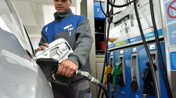 El Gobierno postergó el aumento de impuestos a combustibles hasta mayo para evitar subas en naftas y gasoil, en medio del alza del petróleo internacional. El Gobierno postergó el aumento de impuestos a combustibles hasta mayo para evitar subas en naftas y gasoil, en medio del alza del petróleo internacional.