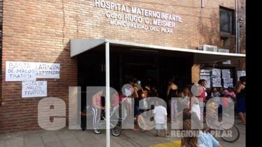 Los manifestantes dejaron carteles con reclamos en la puerta del Meisner..