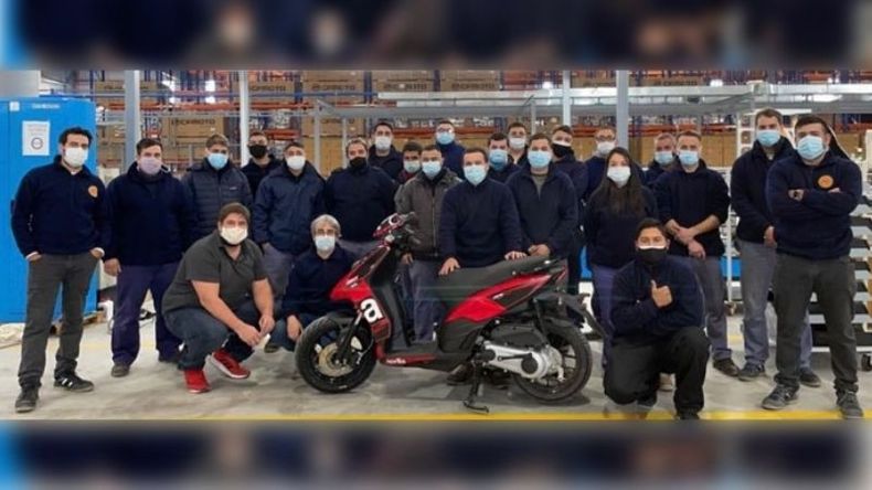 ORGULLO. Los trabajadores junto al primer a la primera unidad de Aprilia fabricado en Pilar. .