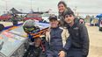 TODO LISTO. El Vasco sentado en el Ford junto a su hijo Mariano, Eli Videle y su nieto Lautaro.