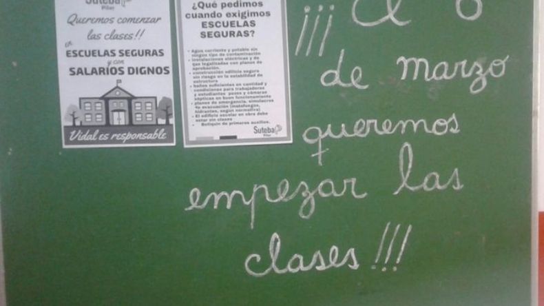 PIZARRÓN. Los docentes escribieron este mensaje con tiza en las escuelas locales..