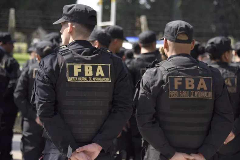 FBA. Es la fuerza a la que pertenece el efectivo herido por su compañero.