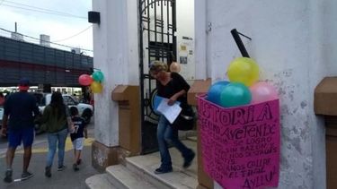 GLOBOS. La puerta del instituto, liberadas. Los estudiantes celebraron la vuelta de Historia..