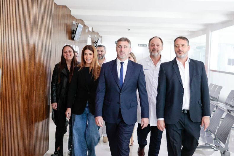 RECORRIDA. Achával visito el nuevo espacio junto a médicos y funcionarios.