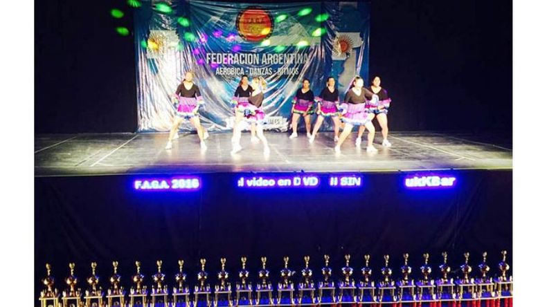 CAMPEONAS. Las chicas de Aero Salsa Elite, en plena competencia..