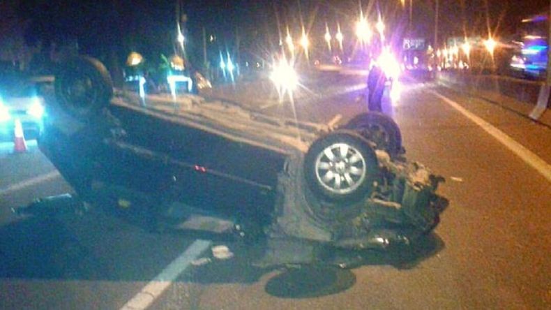 VUELCO. Así quedó el auto sobre la calzada de la autorpista..
